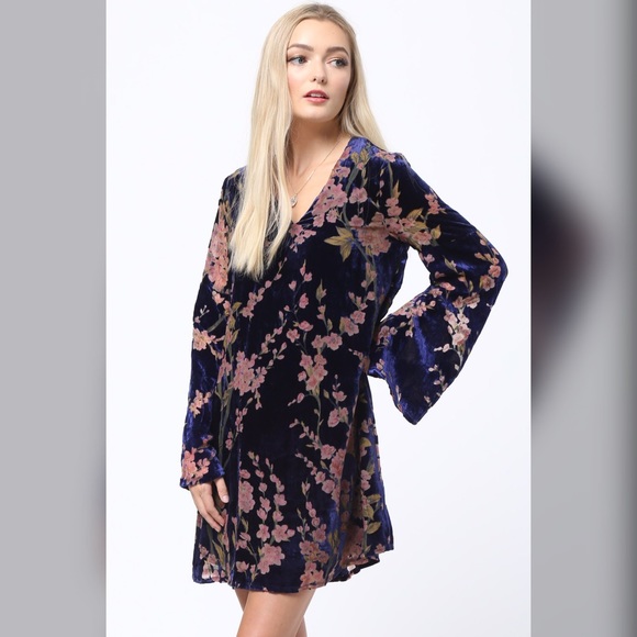 💕LAST 1! Navy Velvet Bell Sleeve Dress! Lined - Picture 4 of 6